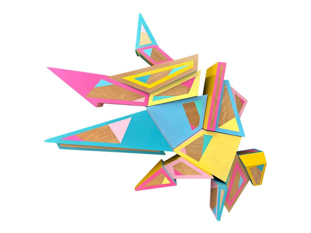 Gökhan Tuncyürek, Protect me, Wandkulptur Eichenholz/Sprühfarbe, 85x83x19cm (B/H/T), sign. inverso, dat. 2025